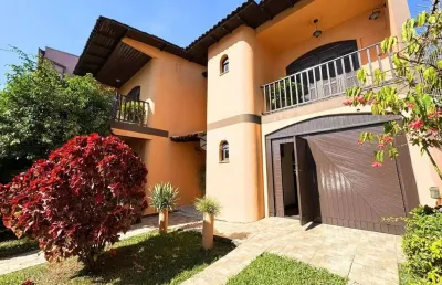 Casa com 2 dormitórios, sendo duas suítes, vaga coberta para 3 veiculos, terreno com 1.550m², no bairro centro, na cidade de canoas.