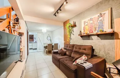 Casa semimobiliada, reformada, 2 dormitórios, lavabo, 2 vagas, área coberta com churrasqueira. aceita financiamento, fgts e o minha casa minha vida.