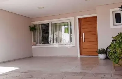 Casa c/ 3 domitórios sendo 1 suíte master, semi-mobiliado, patio, churrasqueira e 2 vagas de gsragem. no mont serrat ? aceita financiamento e fgts.