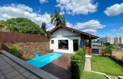 Casa com 2 dormitórios, 2 banheiros, semimobiliada, piscina, àrea gourmet, 101,17 metros quadrados , bairro operário, em novo hamburgo.
