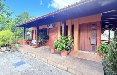 Casa ampla em região nobre - 3 quartos, 2 salas, garagem com churrasqueira.