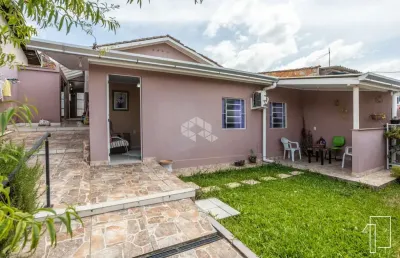 Casa 2 dormitorios, 139m², sala de estar com lareira, cozinha planejada, patio, churrasqueira. à venda no bairro nossa senhora das graças