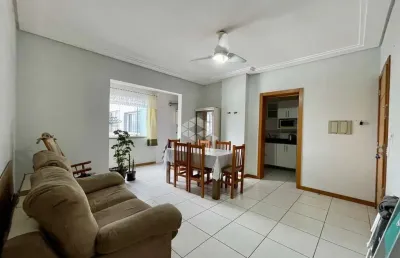 Apartamento mobiliado composto por 2 dormitórios, no centro de capão da canoa/rs.