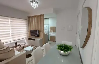 Oportunidade imperdível: apartamento mobiliado com suíte e vaga a duas quadras do mar!