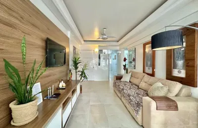 Apartamento com 02 quartos , mobiliado, piscina, 02 elevadores, centro de capão da canoa!!