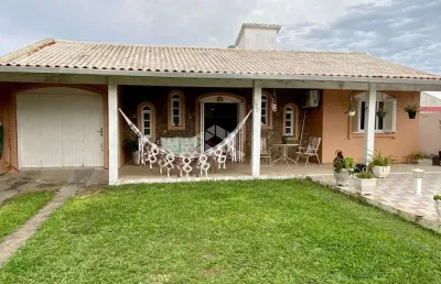 Casa com 04 dormitórios , sendo 02 suítes, um banheiro social, mobiliada, pátio com piscina, capão da canoa!!