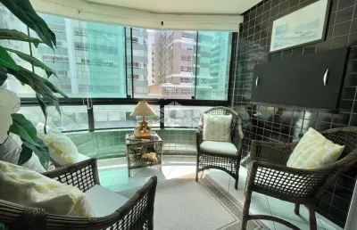 Apartamento com vista para o mar em ampla avenida, com sacada e churrasqueira