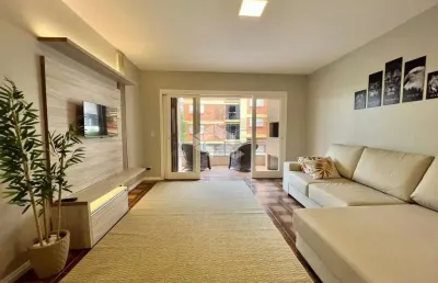 Apartamento  03 dormitórios, 1 suíte, 108 m² privativos,living 2 ambientes, sacada com churrasqueira, dependência de empregada, centro,capão da canoa!