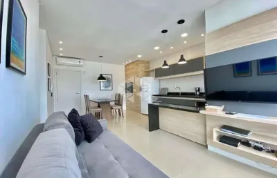 Apartamento à venda no centro de capão da canoa com 2 dormitórios (1 suíte), mobiliado e com churrasqueira