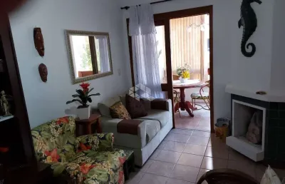 Apartamento 2 dormitórios, 1 suíte, mobiliado, banheiro social, box de garagem, em capão da canoa