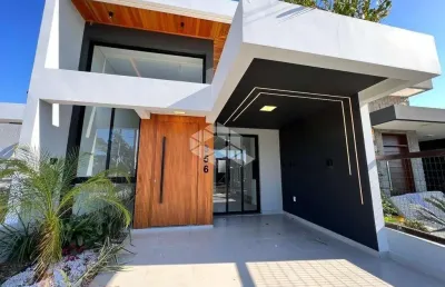 Casa á venda, próximo ao mar, possui 03 dormitórios sendo 01 suíte em capão da canoa!!