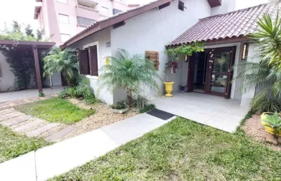 Casa de 3 dormitórios, 2 suítes, piscina e alto padrão a poucas quadras do mar