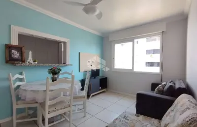 Apartamento duplex com 2 dormitórios, 1 suíte, mobiliado, terraço, churrasqueira, em capão da canoa/rs.