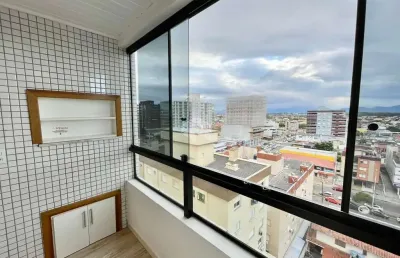 Apartamento de 01 dormitório/quarto/sacada/andar alto/centro/próximo a praça