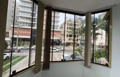 Apartamento  com sacada  de frente, 02 dormitórios, 02 vagas de garagem na cidade de capão da canoa