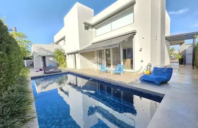 Sobrado com 5 suites mobiliado e decorado piscina privativa condominio fechado