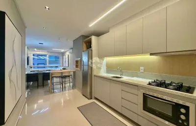 Apartamento 2 dormitórios, 1 suíte, frente avenida e vista mar - capão da canoa/rs.