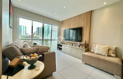 Apartamento mobiliado e decorado, com 02 dormitórios (sendo 01 suíte), a duas quadras do mar, em capão da canoa/rs.