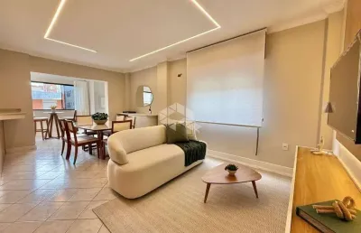 Apartamento mobiliado e decorado, 02 dormitórios(sendo 01 suíte), bairro centro, em capão da canoa/rs.