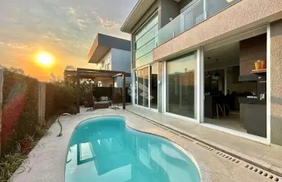 Sobrado condomínio capão ilhas , 05 dormitórios ,04 suítes uma no térreo e uma com closet , 312m² área construída,capão da canoa!