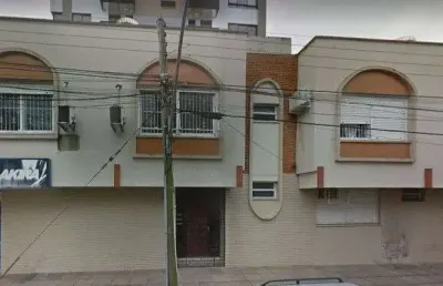 Apartamento térreo de frente com um quarto e 94m² e uma vaga na liberdade