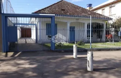 Casa residencial dois dormitórios, garagem para doze carros, galpão criolo