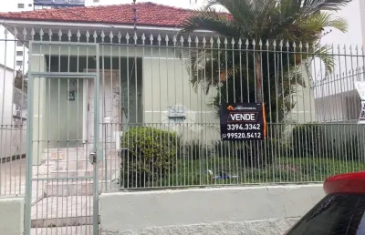 Casa térrea 3 dormitórios, duas suítes, banho social, vaga para quatro carros, reformada