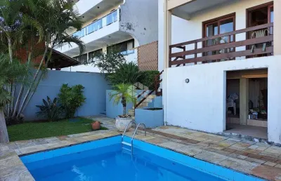 Casa 3 dormitórios, dependência completa, 3 vagas, piscina e linda vista.