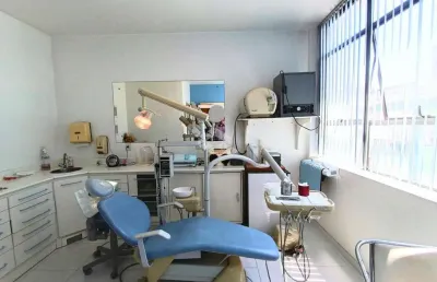 Sala comercial no centro de porto alegre. 26m², andar alto, lavabo, portaria e 3 elevadores