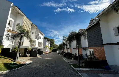 Casa em condomínio com 3 dormitórios, suíte e 2 vagas no bairro vila nova / cavalhada