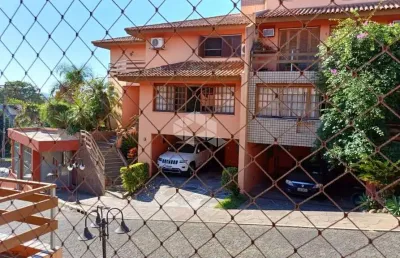 Casa ampla de três dormitórios em condomínio com infraestrutura completa
