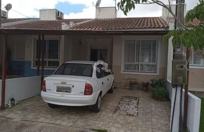 Casa no bairro hípica, com 2 dormitórios e 2 vagas cobertas, em condomínio fechado com ótima infraestrutura.