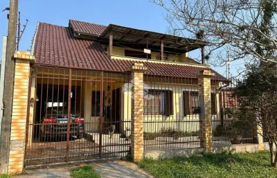 Casa especial  com três dormitórios, pátio com piscina, completo lazer