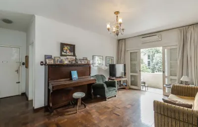 Apartamento no bairro auxiliadora com 125 m2 privativos,  3 dormitórios, ampla sala com sacada , cozinha e dependência de serviço separada