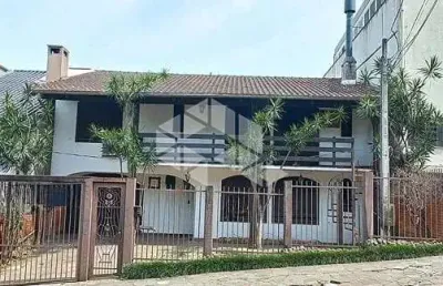 Casa estilo retrô à venda na mário totta com 5 quartos, suíte, pátio, lareira e churrasqueira.