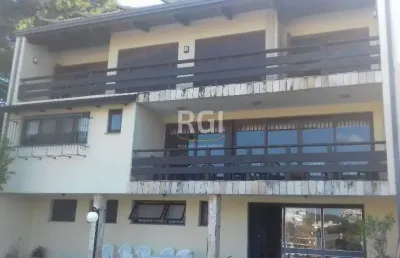Magnífica casa com cinco suítes no bairro três figueiras.