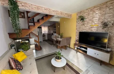 Casa semi mobiliada de 02 pavimentos em condomínio na restinga