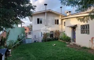 Vendo: casa de dois pisos, 135m2, terreno de 396m2, com duas moradias, cinco quartos, dois banheiros, duas cozinhas, duas áreas de serviço,.