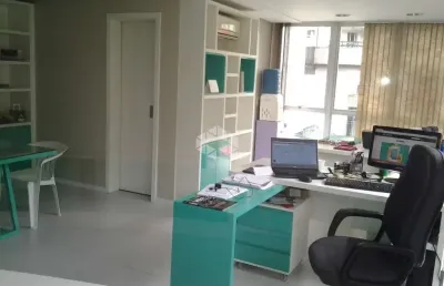 Sala comercial semimobiliada no centro, com 68,31m2, elevador.