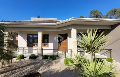Excelente casa com 03 dormitórios sendo 01 suíte, piscina e 04 vagas de garagem