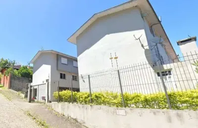 Sobrado triplex com  02 dormitórios e duas vagas cobertas no  bairro charqueadas em caxias do sul .