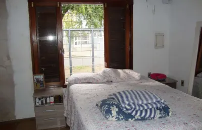 Boa  casa 03 dormitórios com 04 vagas garagem no bairro santa maria goretti em porto alegre
