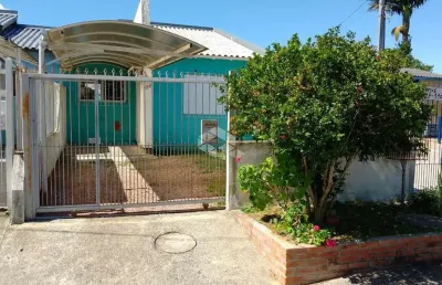 Casa de alvenaria com três dormitórios e suíte no bairro belém novo.