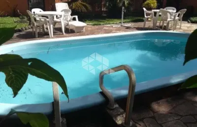 Belíssimo sobrado à venda de cinco dormitórios no bairro guarujá.