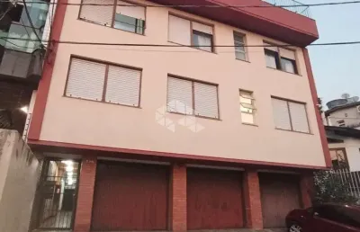 Apartamento térreo com pátio de 2 quartos no bairro mont serrat