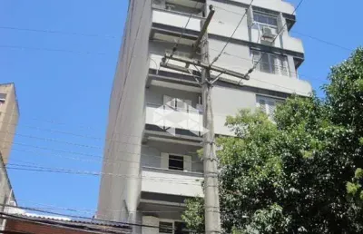 Bom apartamento de 03 quartos, andar alto, elevador, portaria no centro histórico