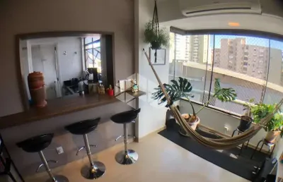 Apartamento 2 dormitórios com sacada e garagem para venda na cidade baixa  em porto alegre