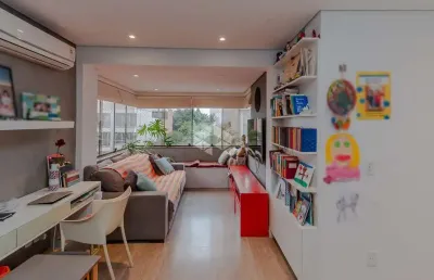 Aconchego, espaço e luz natural: apartamento com suíte e lareira em localização privilegiada