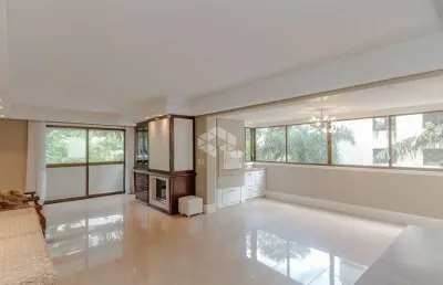 Amplo, ensolarado e em localização nobre ? viva com conforto e elegância na melhor rua do petrópolis