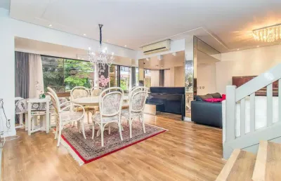 Um clássico da elegância: cobertura com terraço privativo e piscina